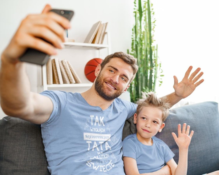 Koszulka dla Mamy i Taty na Dzień Matki i Ojca z napisem Tak wygląda najcudowniejsza mama na calutkim świecie i Tak wygląda najcudowniejszy tata na calutkim świecie w kolorze ró (1).jpg