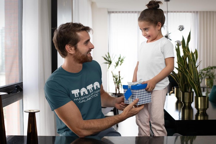 Koszulka dla Mamy i Taty na Dzień Matki i Ojca z napisem Mama najlepsza w całej galaktyce i Tata najlepszy w całej galaktyce w kolorze petrol blue (2).jpg