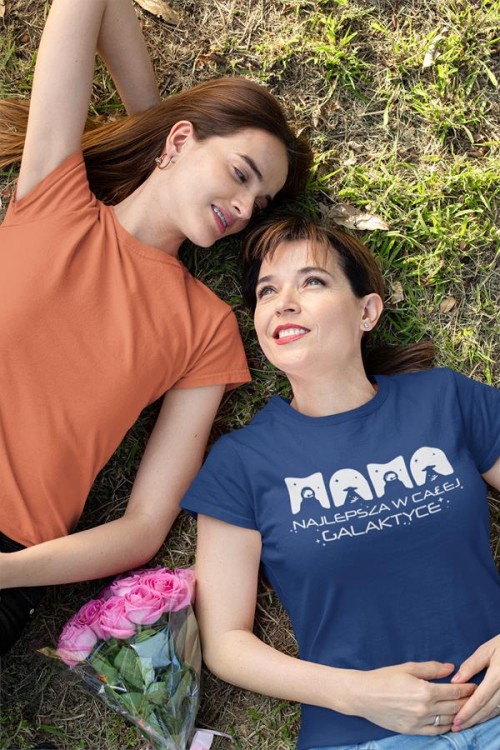 Koszulka dla Mamy na Dzień Mamy zestaw z kubkiem z nadrukiem MAMA najlepsza w całej galaktyce kolor granatowy (6).jpg