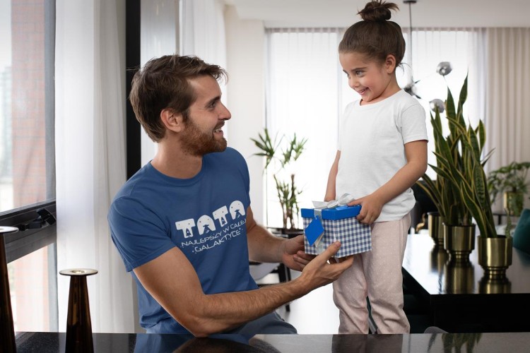 Koszulka dla Mamy i Taty na Dzień Matki i Ojca z napisem Mama najlepsza w całej galaktyce i Tata najlepszy w całej galaktyce w kolorze granatowym (4).jpg