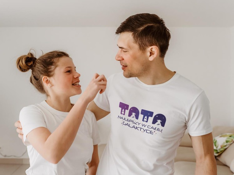 Koszulka dla Mamy i Taty na Dzień Matki i Ojca z napisem Mama najlepsza w całej galaktyce i Tata najlepszy w całej galaktyce w kolorze białym (4).jpg