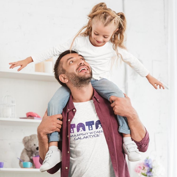 Koszulka dla Mamy i Taty na Dzień Matki i Ojca z napisem Mama najlepsza w całej galaktyce i Tata najlepszy w całej galaktyce w kolorze białym (1).jpg