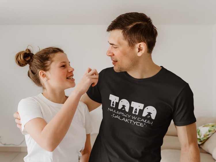 Koszulka dla Mamy i Taty na Dzień Matki i Ojca z napisem Mama najlepsza w całej galaktyce i Tata najlepszy w całej galaktyce w kolorze czarnym (3).jpg