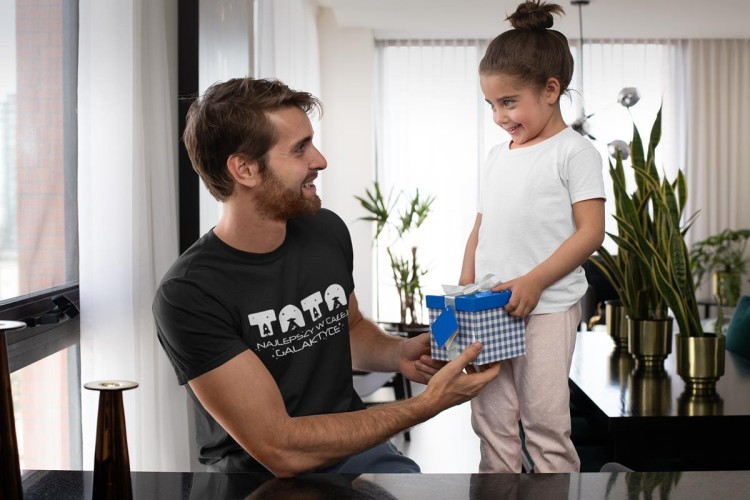 Koszulka dla Mamy i Taty na Dzień Matki i Ojca z napisem Mama najlepsza w całej galaktyce i Tata najlepszy w całej galaktyce w kolorze czarnym (1).jpg