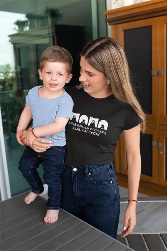 Koszulka dla Mamy na Dzień Mamy zestaw z kubkiem z nadrukiem MAMA najlepsza w całej galaktyce kolor czarny (2).jpg