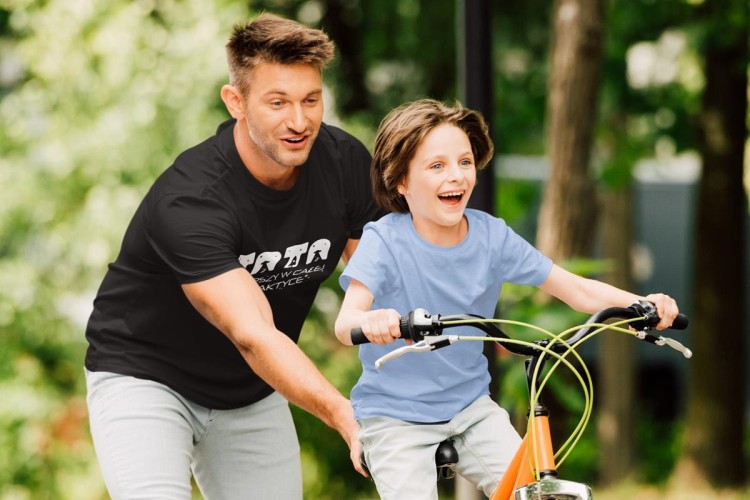 Koszulka dla Mamy i Taty na Dzień Matki i Ojca z napisem Mama najlepsza w całej galaktyce i Tata najlepszy w całej galaktyce w kolorze czarnym (2).jpg