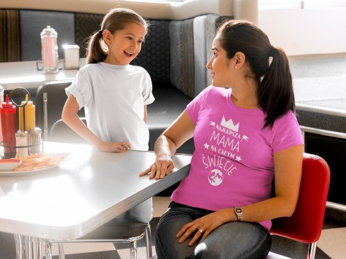 Koszulka dla Mamy na Dzień Mamy zestaw z kubkiem z nadrukiem najlepsza mama na całym świecie kolor różowy (3).jpg