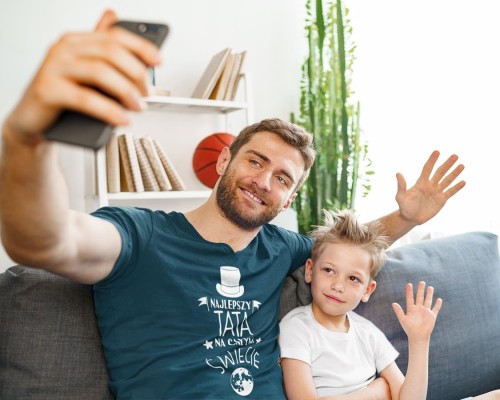 Koszulki dla Rodziców na Dzień Mamy i Taty zestaw z kubkami z napisem Najlepsza mama na całym świecie i Najlepszy tata na całym świecie w kolorze różowym i niebieskim (7).jpg