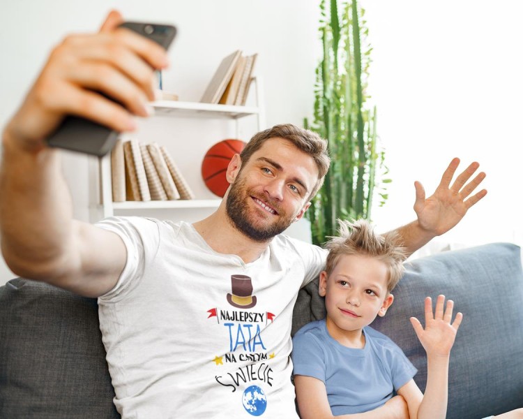 Koszulki dla Rodziców na Dzień Mamy i Taty zestaw z kubkami z napisem Najlepsza mama na całym świecie i Najlepszy tata na całym świecie w kolorze białym (3).jpg