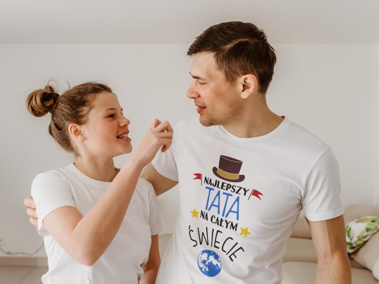 Koszulki dla Rodziców na Dzień Mamy i Taty zestaw z kubkami z napisem Najlepsza mama na całym świecie i Najlepszy tata na całym świecie w kolorze białym (5).jpg
