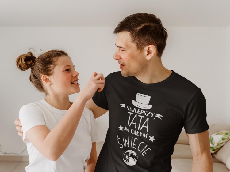 Koszulki dla Rodziców na Dzień Mamy i Taty zestaw z kubkami z napisem Najlepsza mama na całym świecie i Najlepszy tata na całym świecie w kolorze czarnym (5).jpg