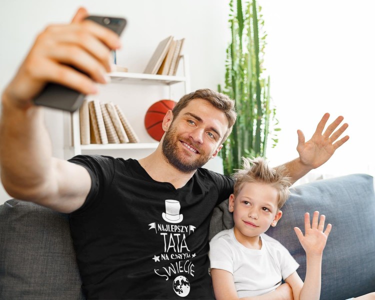 Koszulki dla Rodziców na Dzień Mamy i Taty zestaw z kubkami z napisem Najlepsza mama na całym świecie i Najlepszy tata na całym świecie w kolorze czarnym (3).jpg