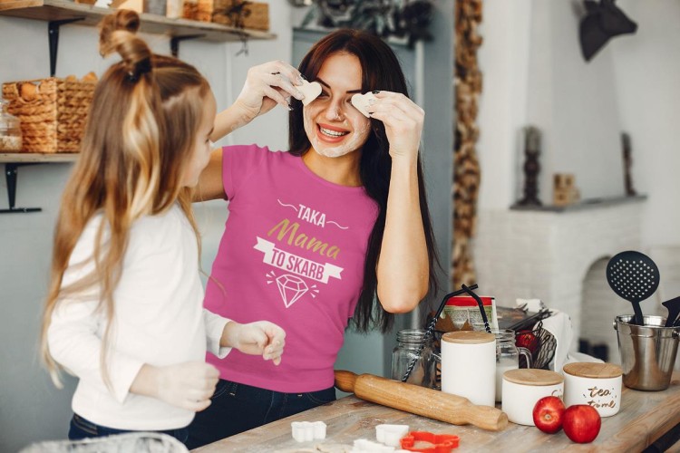 Koszulka dla Mamy na Dzień Matki z napisem Taka mama to skarb w kolorze różowym (3).jpg