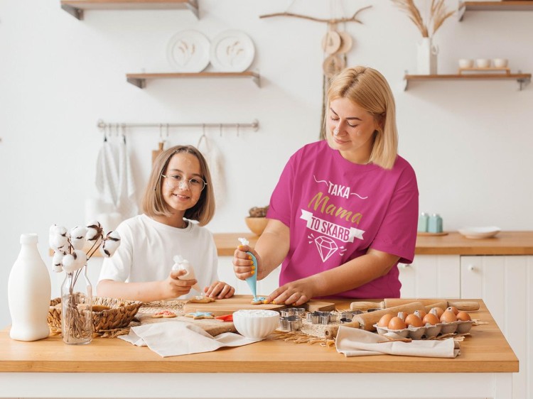 Koszulka dla Mamy na Dzień Matki z napisem Taka mama to skarb w kolorze różowym (4).jpg