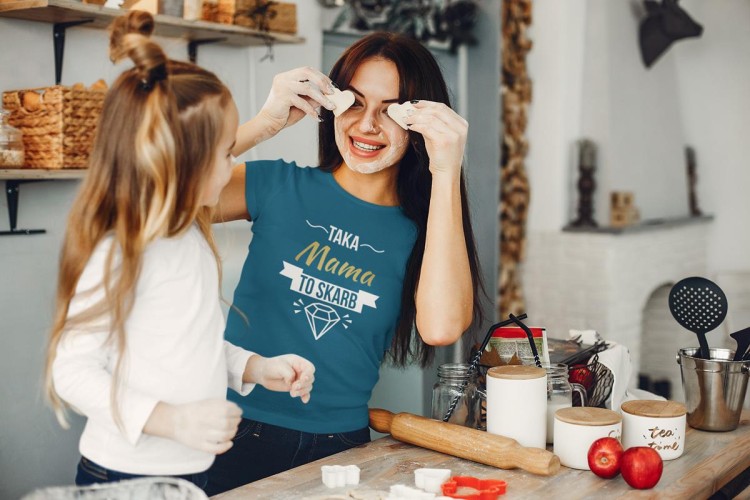 Koszulka dla Mamy na Dzień Matki z napisem Taka mama to skarb w kolorze petrol blue (7).jpg