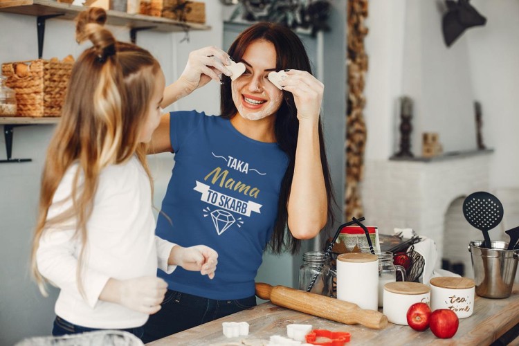 Koszulka dla Mamy na Dzień Matki z napisem Taka mama to skarb w kolorze granatowym (4).jpg