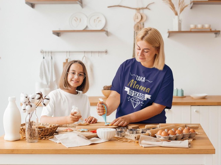 Koszulka dla Mamy na Dzień Matki z napisem Taka mama to skarb w kolorze granatowym (5).jpg