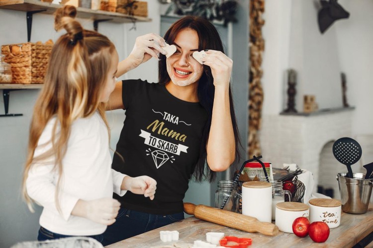 Koszulka dla Mamy na Dzień Matki z napisem Taka mama to skarb w kolorze czarnym (5).jpg