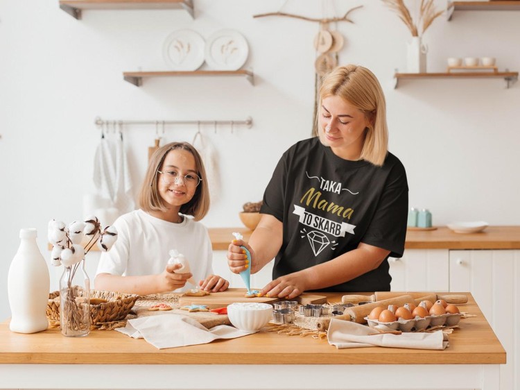 Koszulka dla Mamy na Dzień Matki z napisem Taka mama to skarb w kolorze czarnym (6).jpg