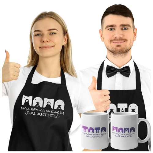 Fartuchy z kubkami dla Mamy i Taty na prezent na Dzień Matki i Ojca z napisem Mama najlepsza w całej galaktyce i Tata najlepszy w całej galaktyce.jpg