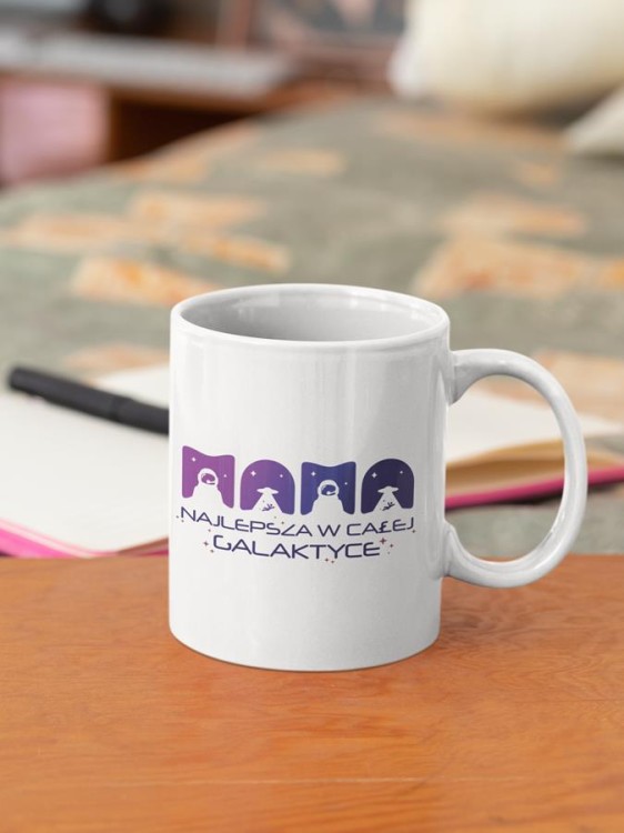 Fartuch z kubkiem dla Mamy na prezent na Dzień Matki z napisem Mama najlepsza w całej galaktyce (3).jpg