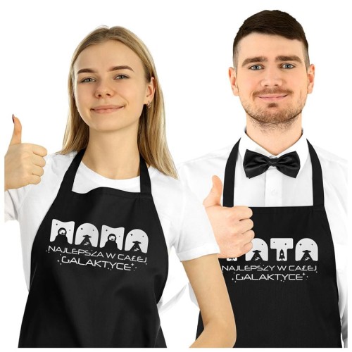 Fartuchy dla Mamy i Taty na prezent na Dzień Matki i Ojca z napisem Mama najlepsza w całej galaktyce i Tata najlepszy w całej galaktyce.jpg