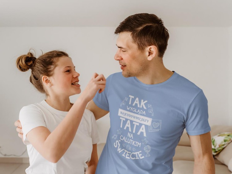 Koszulka dla TATY modny prezent na Dzień Ojca Stylowa koszulka z napisem Tak wgląda najcudowniejszy TATA na świecie w kolorze bł (3).jpg