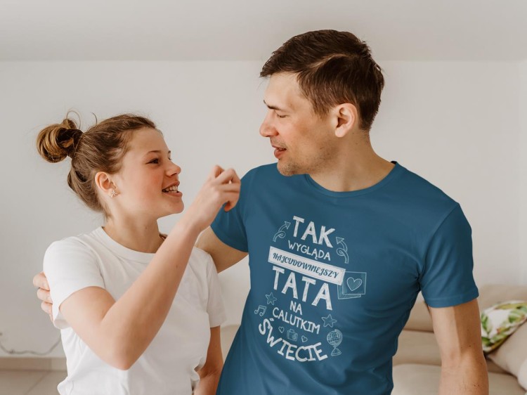 Koszulka dla TATY modny prezent na Dzień Ojca Stylowa koszulka z napisem Tak wgląda najcudowniejszy TATA na świecie w kolorze pe (6).jpg