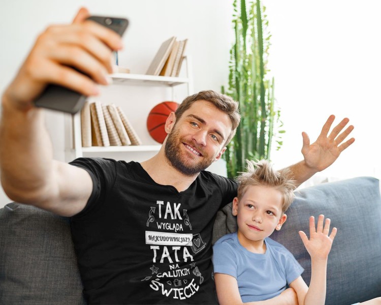 Koszulka dla TATY modny prezent na Dzień Ojca Stylowa koszulka z napisem Tak wgląda najcudowniejszy TATA na świecie w kolorze czarnym  (5).jpg