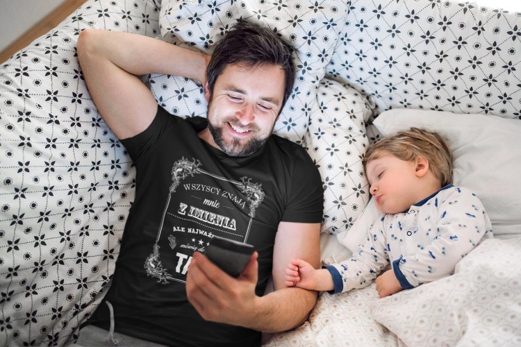 Koszulka dla TATY modny prezent na Dzień Ojca Stylowa koszulka z napisem Wszyscy znają mnie z imienia a najważniejsi mówią do mnie TATO koszulka czarna 3.jpg