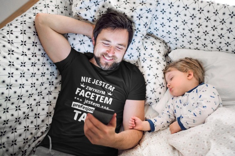 Koszulka dla TATY modny prezent na Dzień Ojca Stylowa koszulka Nie jestem zwykłym facetem jestem profesjonalnym TATĄ kolor czarny (6).jpg