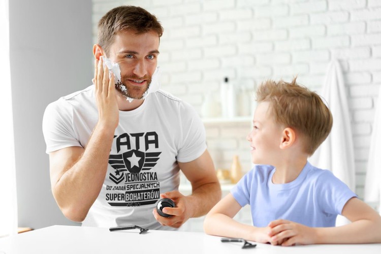 Koszulka dla TATY modny prezent na Dzień Ojca Stylowa koszulka TATA JEDNOSTKA DO ZADAŃ SECJALNYCH SUPERBOHATERÓW kolor biały (6).jpg