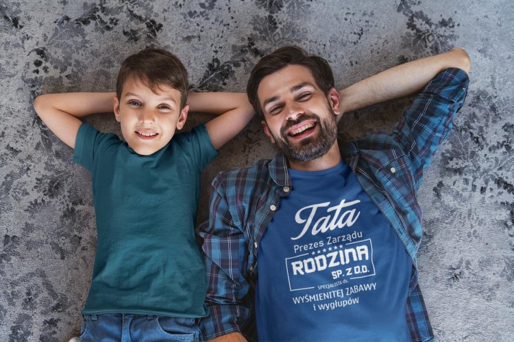 Koszulka dla TATY modny prezent na Dzień Ojca Stylowa koszulka  Tata Prezes Zarządu Rodzina SP. ZO.O. specjalista ds. wyśmienitej zabawy i wygłupów kolor granatowy (6).jpg