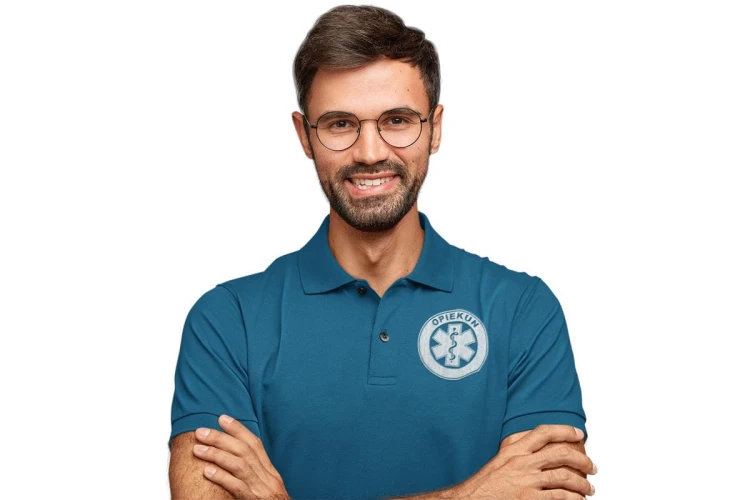 Koszulka polo męska medyczna dla opiekuna z logo i napisem opiekun na plecach kolor petrol blue (1).jpg