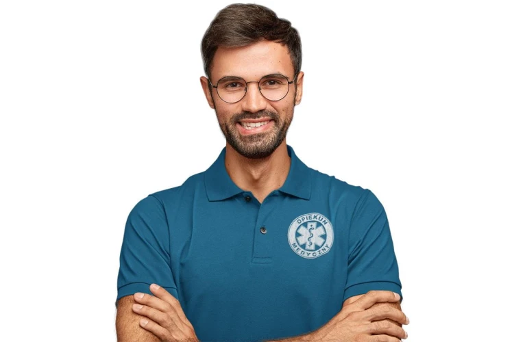 Koszulka polo męska medyczna dla opiekuna medycznego z logo i napisem opiekun medyczny na plecach kolor pertol blue (1).jpg