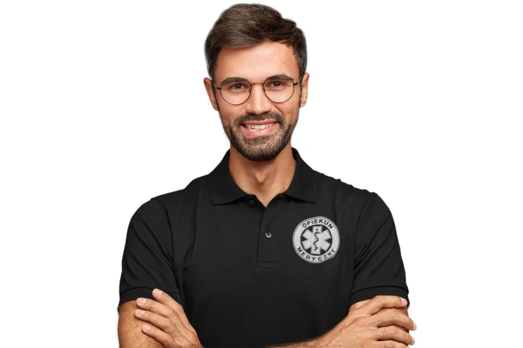 Koszulka polo męska medyczna dla opiekuna medycznego z logo i napisem opiekun medyczny na plecach kolor czarny (3).jpg