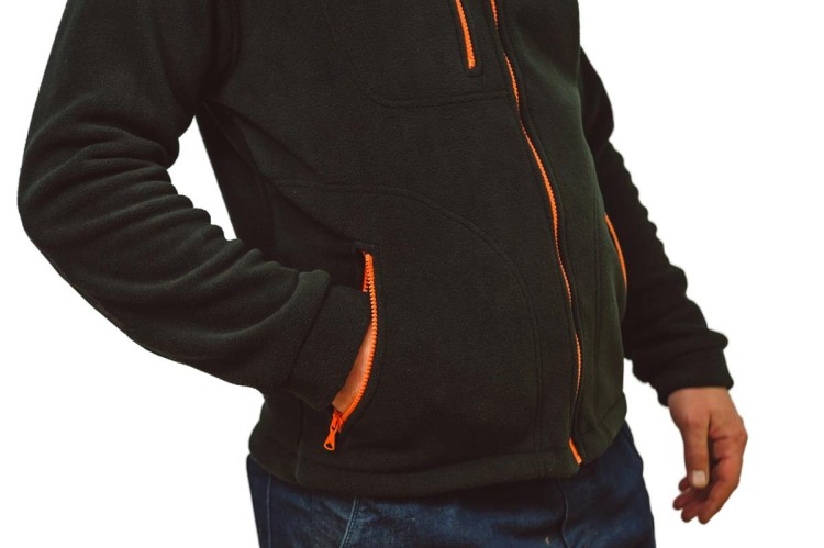 Gruby polar z haftem z wzmocnieniami oraz trzema kieszeniami koloru BlackOrange (4).jpg