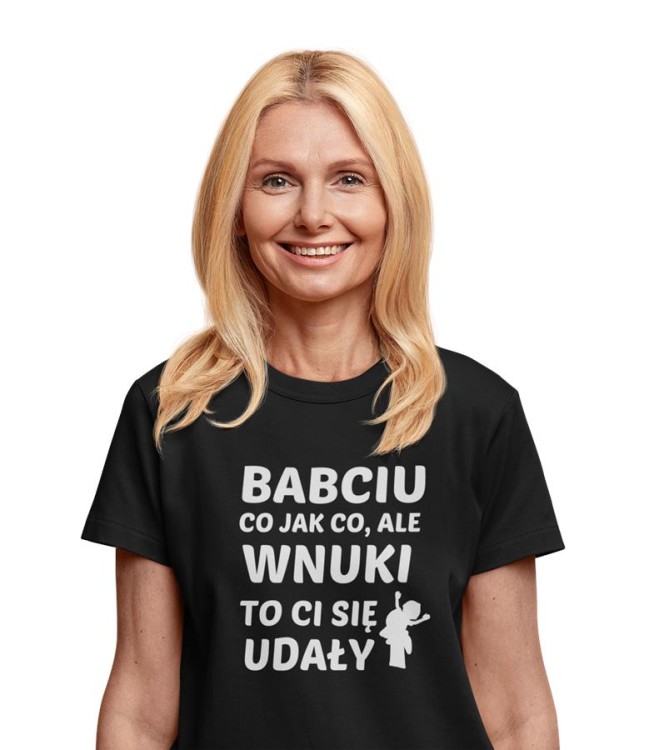 Koszulka dla Babci zestaw z kubkiem i koszulką na prezent z napisem Babciu co jak co ale wnuki to Ci się udały z koszulką w kolorze czarnym (1).jpg