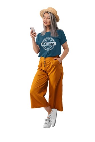 Koszulka dla Babci zestaw z kubkiem i koszulką na prezent z napisem Wspaniałainteligentnazabawnaopiekuńcza najlepsza babcia na świecie z koszulką w kolorze pe (1).jpg