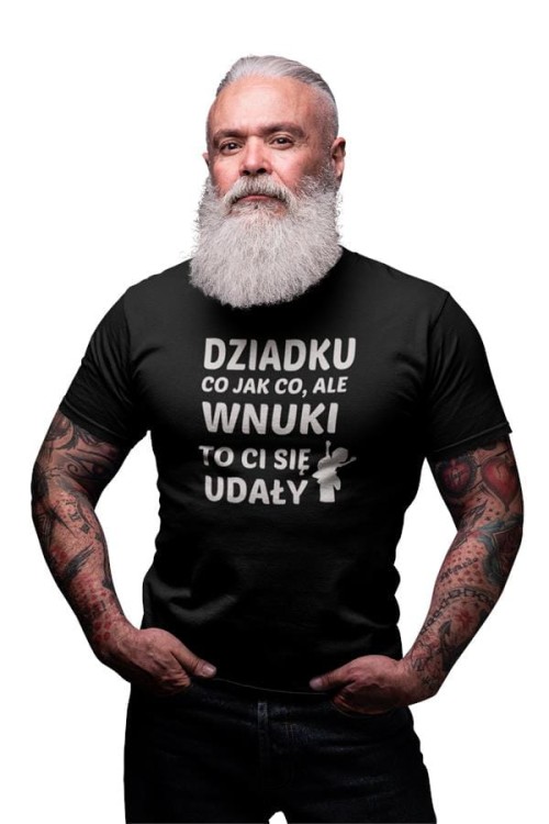 Koszulka dla Dziadka zestaw z kubkiem i koszulką na prezent z napisem Dziadku co jak co, ale wnuki to Ci się udały w kolorze czarnym (2).jpg