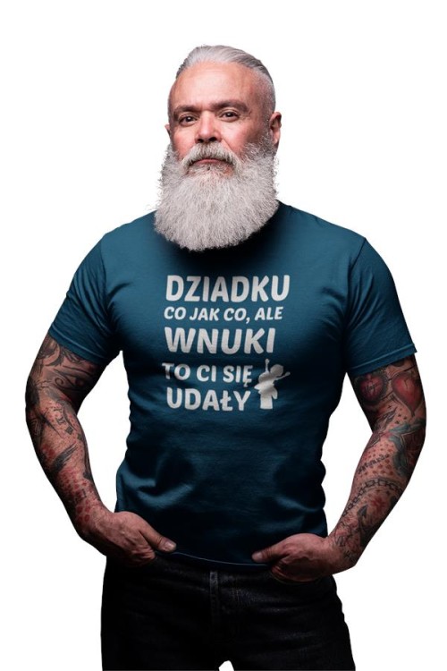 Koszulka dla Dziadka zestaw z kubkiem i koszulką na prezent z napisem Dziadku co jak co, ale wnuki to Ci się udały w kolorze petrol blue  (2).jpg