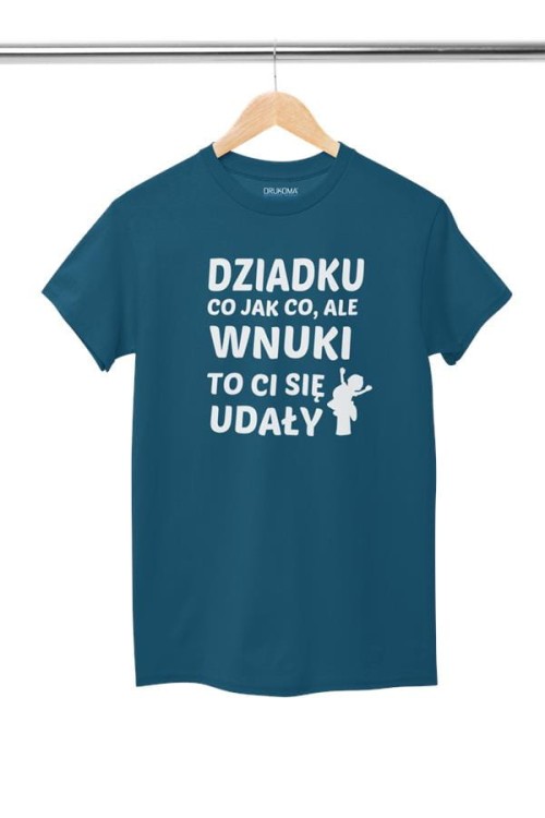 Koszulka dla Dziadka zestaw z kubkiem i koszulką na prezent z napisem Dziadku co jak co, ale wnuki to Ci się udały w kolorze petrol blue  (1).jpg