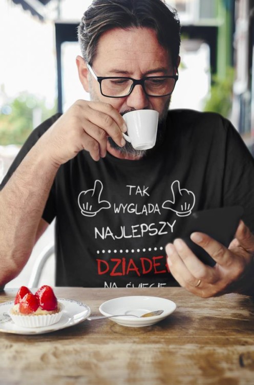 Koszulka dla Dziadka zestaw z kubkiem i koszulką na prezent z napisem Tak wygląda najlepszy dziadek na świecie w kolorze czarnym (4).jpg