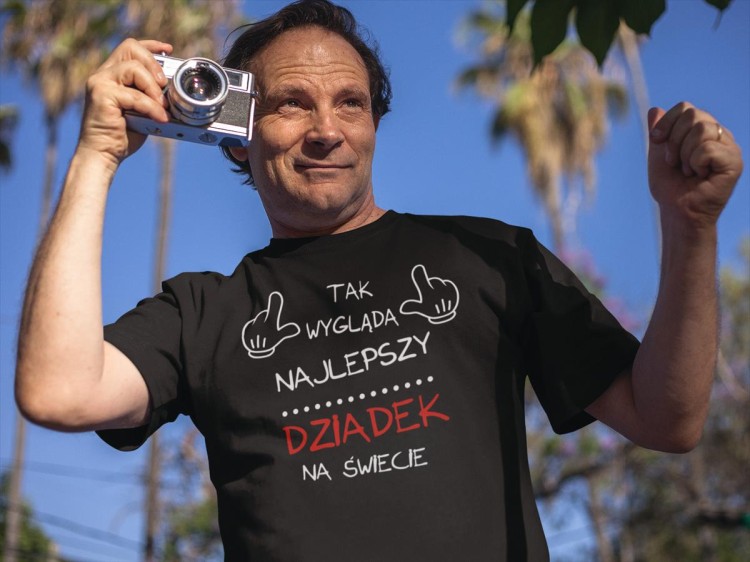 Koszulka dla Dziadka zestaw z kubkiem i koszulką na prezent z napisem Tak wygląda najlepszy dziadek na świecie w kolorze czarnym (2).jpg