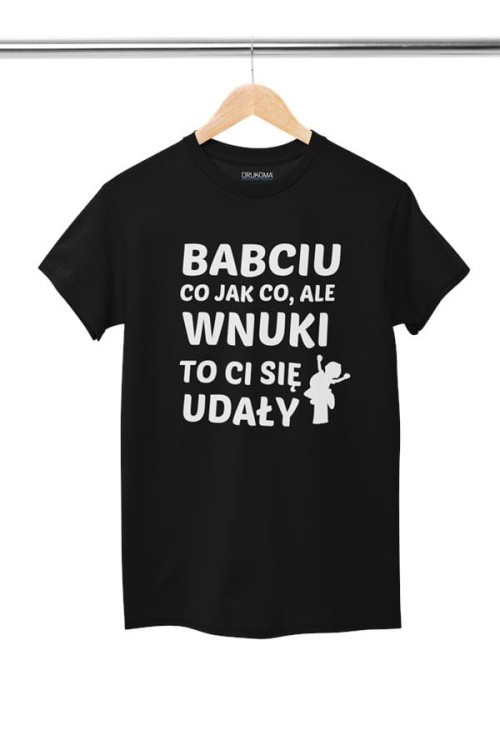 Koszulka dla Babci na Dzień Babci z napisem Babciu co jak co, ale wnuki to Ci się udały z koszulką w kolorze czarnym (2).jpg