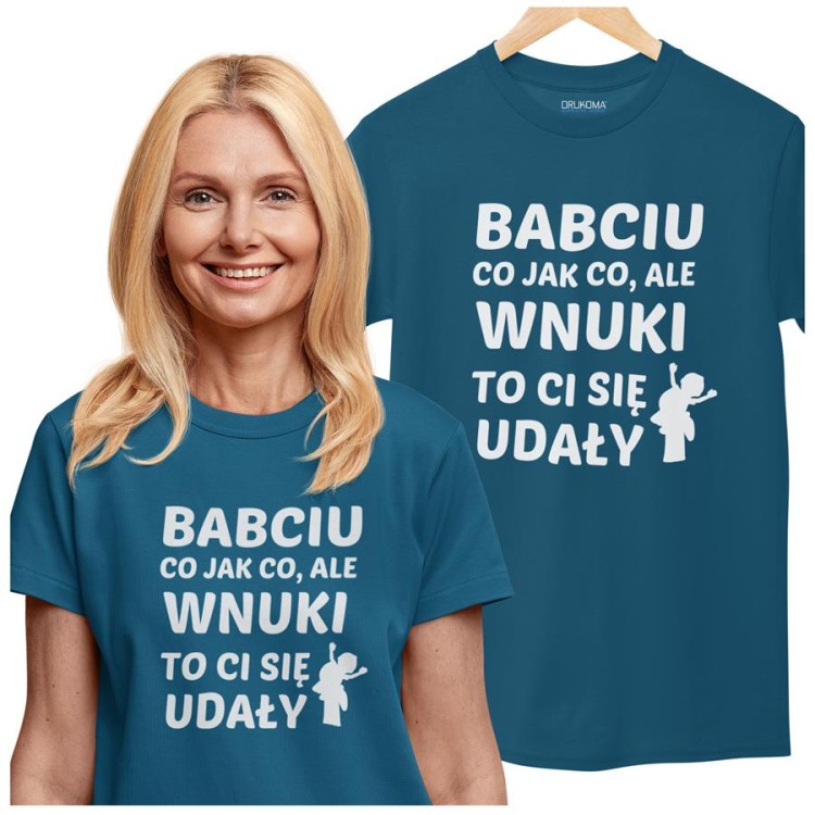 Koszulka dla Babci na Dzień Babci z napisem Babciu co jak co, ale wnuki to Ci się udały z koszulką w kolorze petrol blue (1).jpg