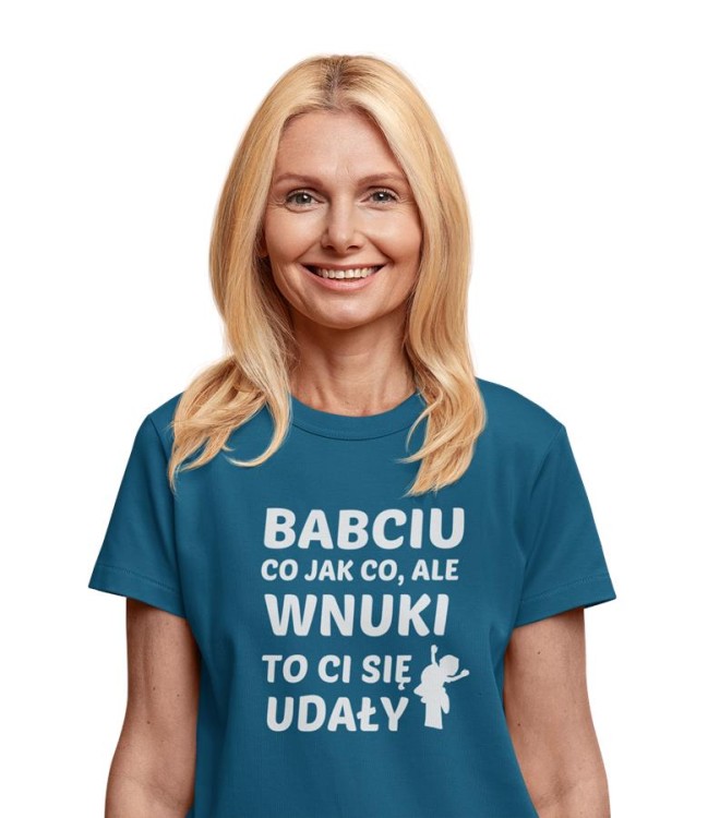 Koszulka dla Babci na Dzień Babci z napisem Babciu co jak co, ale wnuki to Ci się udały z koszulką w kolorze petrol blue (2).jpg