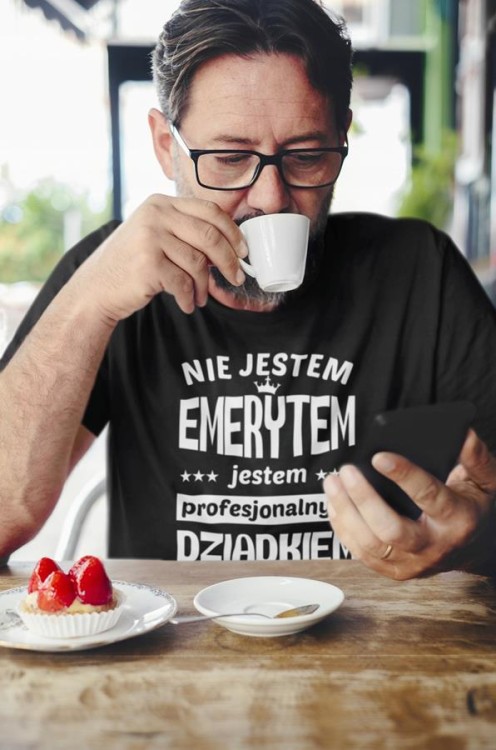 Koszulka czarna dla Dziadka z napisem NIE JESTEM EMERYTEM jestem profesjonalnym DZIADKIEM (3).jpg