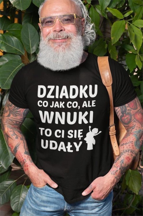 Koszulka dla Dziadka zestaw z kubkiem i koszulką na prezent z napisem Dziadku co jak co, ale wnuki to Ci się udały w kolorze (3).jpg
