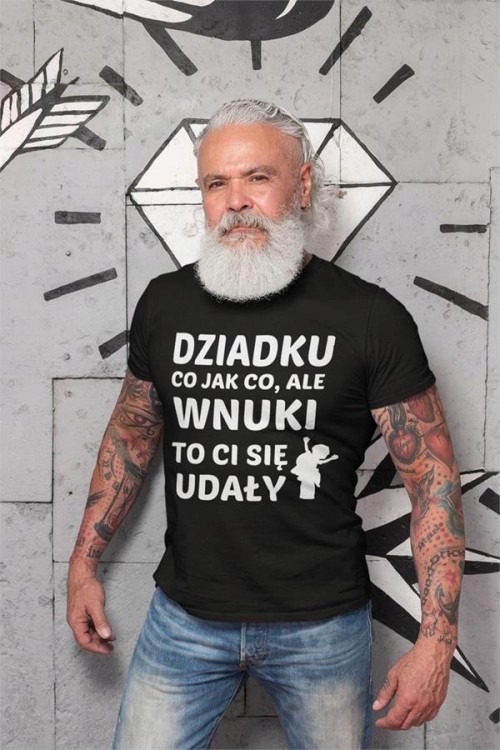 Koszulka dla Dziadka zestaw z kubkiem i koszulką na prezent z napisem Dziadku co jak co, ale wnuki to Ci się udały w kolorze c (1).jpg